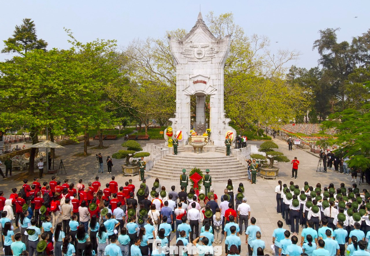 Ban tổ chức Tiền Phong Marathon, các vận động viên cùng thí sinh dự cuộc thi Hoa hậu Việt Nam năm 2024 dâng hương, dâng hoa lên đài tưởng niệm các Anh hùng liệt sĩ tại Nghĩa trang Liệt sĩ Quốc gia Trường Sơn.