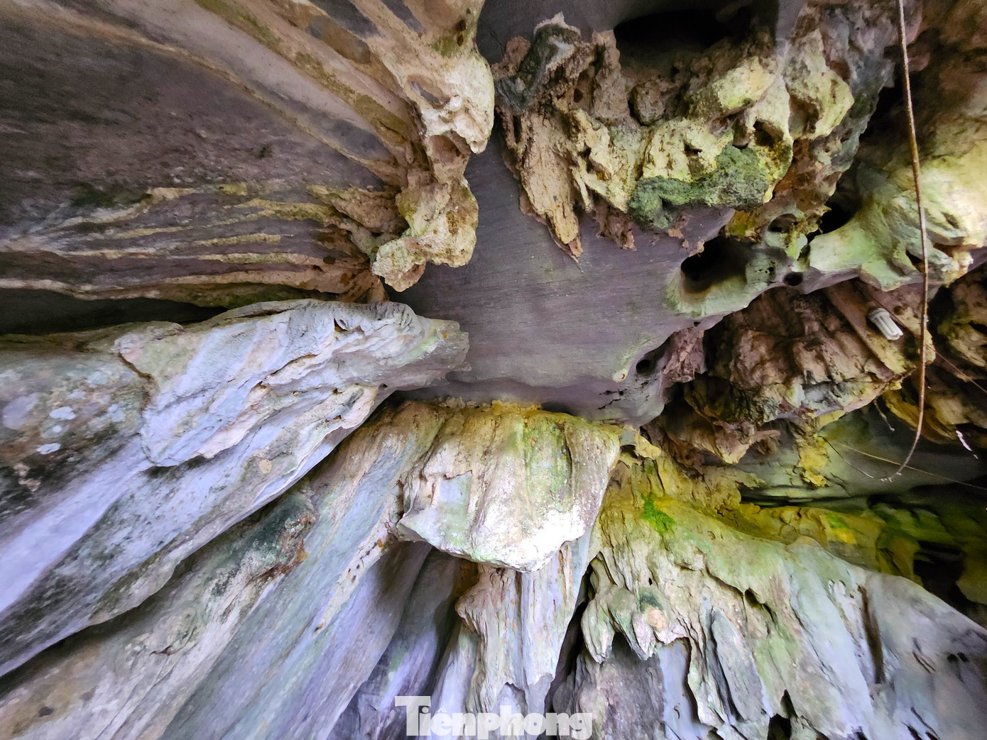 Trong mỏm núi đá nơi tấm bia được khắc có nhiều nhũ đá với những hình thù kỳ lạ. Trong đó nhiều người tưởng tượng có hình rắn thần xuất hiện như để bảo vệ tấm văn bia.