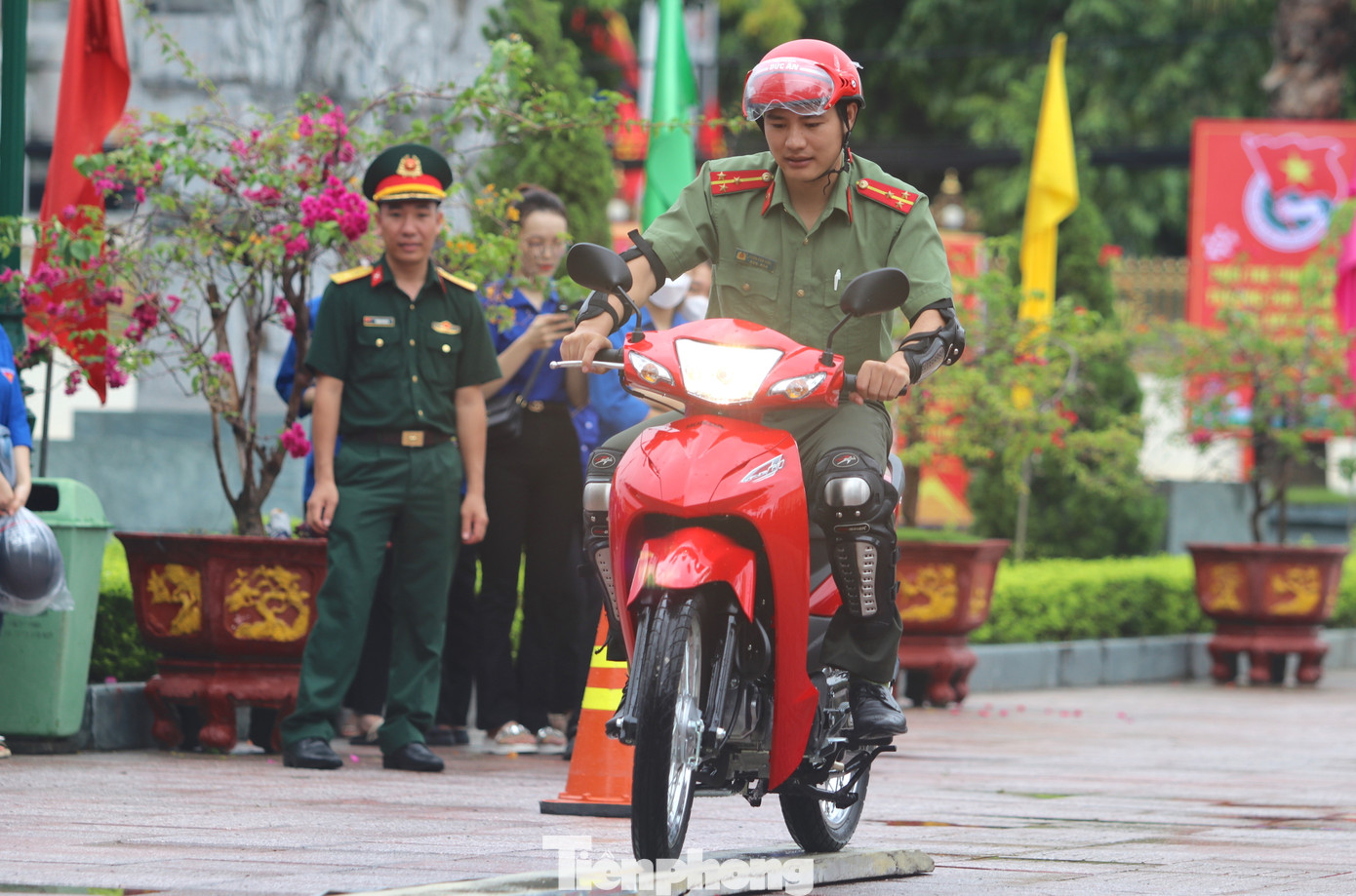 Đoàn viên Công an tỉnh Nghệ An thử thách tài năng lái xe. Đoàn viên Công an tỉnh Nghệ An thử thách tài năng lái xe.