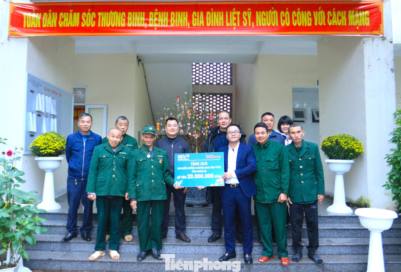 Đoàn công tác trao tấm biển tượng trưng suất quà Tết trị giá 20 triệu đồng đến các bác thương, bệnh binh đang điều trị, chăm sóc tại Trung tâm Điều dưỡng thương binh tâm thần kinh Nghệ An.