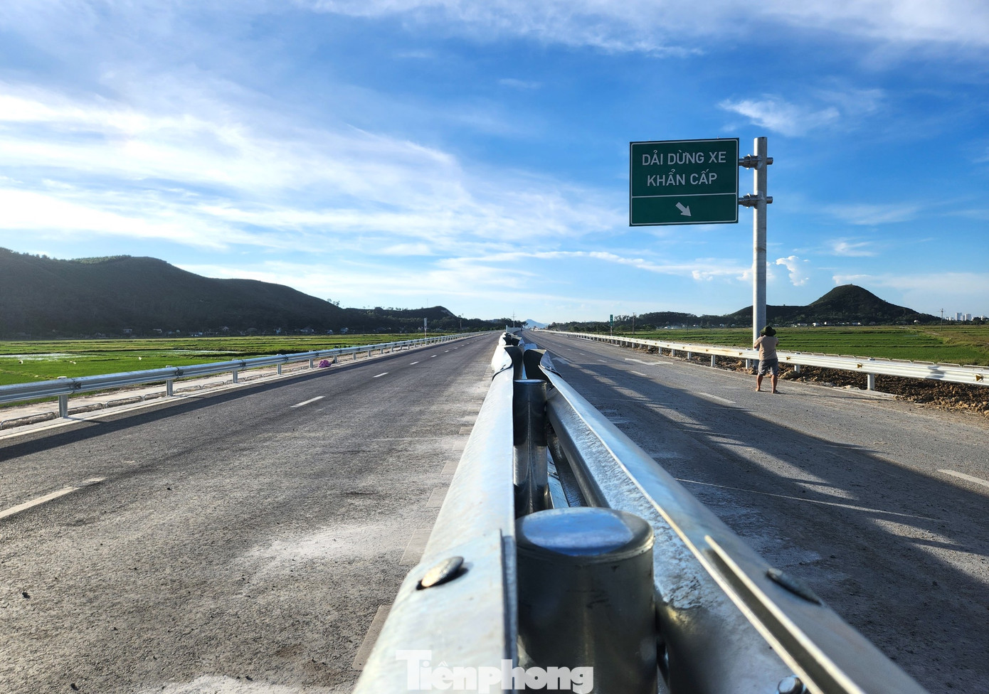 Toàn tuyến không có làn khẩn cấp nhưng được bố trí một số dải dừng xe khẩn cấp.