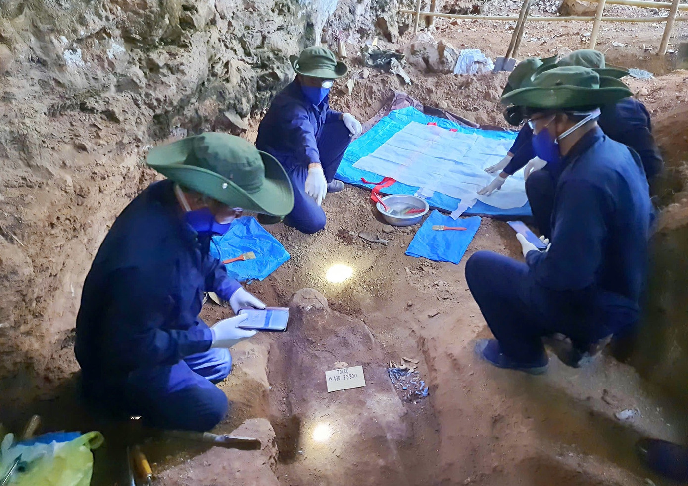 Trung tuần tháng 4/2025, các cán bộ Đội Quy tập vừa phát hiện một hài cốt liệt sĩ cùng một số di vật tại tọa độ 18.490 - 79.800 khu vực núi Thẳm Xe, bản Loong Chẹng, huyện Loong Chẹng, tỉnh Xay Sổm Bun (Lào). Trung tuần tháng 4/2025, các cán bộ Đội Quy tập vừa phát hiện một hài cốt liệt sĩ cùng một số di vật tại tọa độ 18.490 - 79.800 khu vực núi Thẳm Xe, bản Loong Chẹng, huyện Loong Chẹng, tỉnh Xay Sổm Bun (Lào).