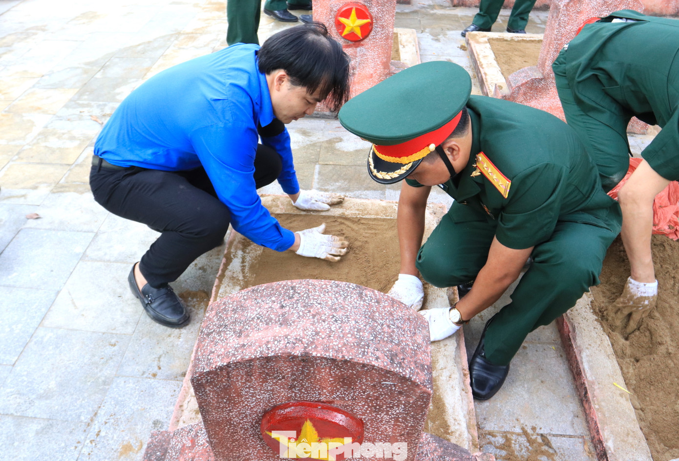 Được biết, đến nay, Nghệ An đã phối hợp với 3 tỉnh của Lào tìm kiếm, cất bốc, quy tập được 12.661 hài cốt quân tình nguyện và chuyên gia Việt Nam chiến đấu, hy sinh trong các cuộc kháng chiến trên đất bạn Lào.