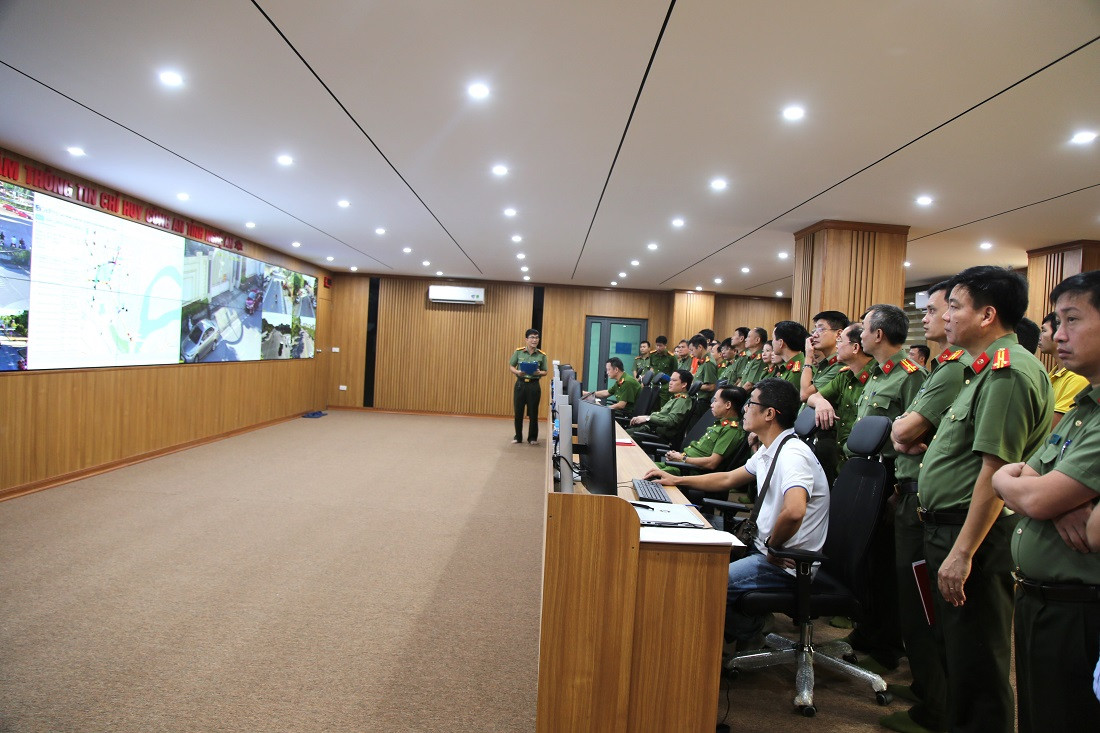 Thiếu tướng Bùi Quang Thanh - Giám đốc Công an tỉnh Nghệ An nghiệm thu hệ thống giám sát an ninh trên địa bàn thành phố Vinh.