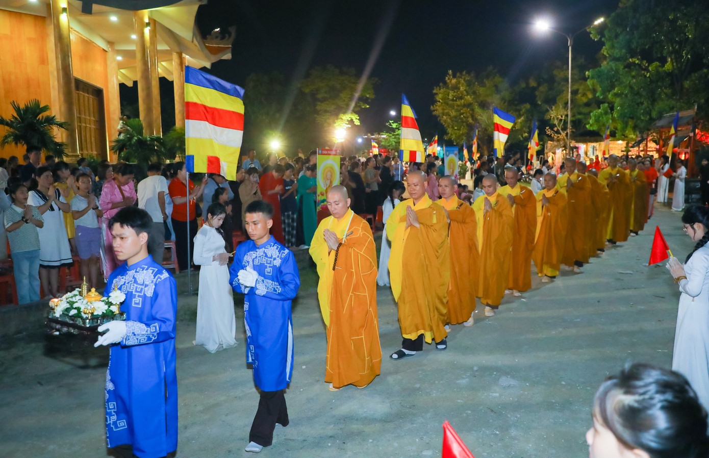 Các Chư tôn đức thực hiện nghi thức rước về địa điểm tổ chức nghi lễ.