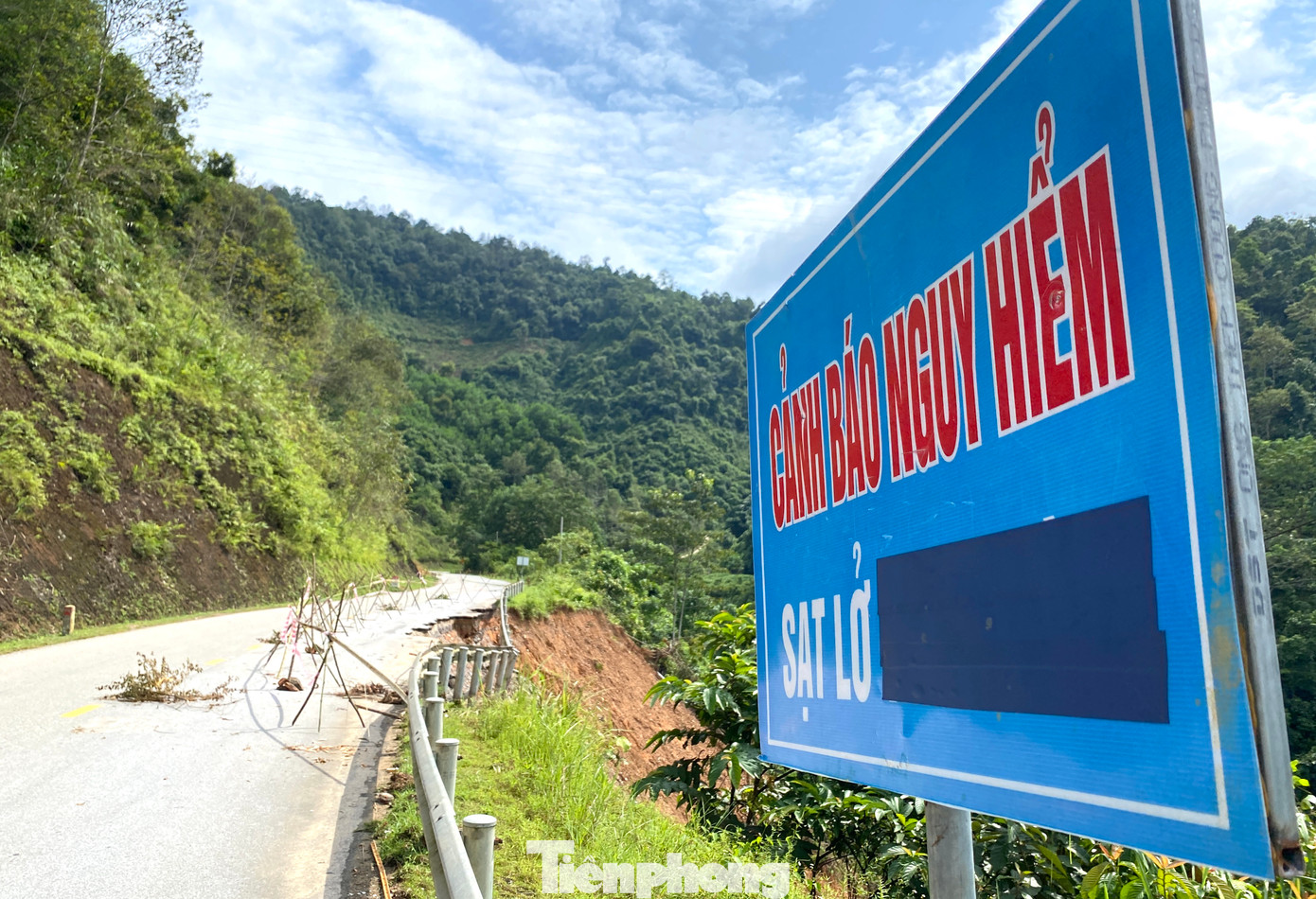 Những ngày qua, do ảnh hưởng của bão số 3, trên địa bàn tỉnh Cao Bằng có mưa lớn khiến nhiều nơi bị sạt lở nghiêm trọng. Đặc biệt quốc lộ 34 đi qua địa bàn huyện Nguyên Bình bị sạt lở dày đặc.