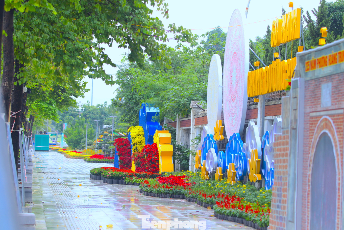 Những công trình, biểu ngữ đẹp mắt được dựng lên để chào mừng kỷ niệm 60 năm thành lập thành phố.