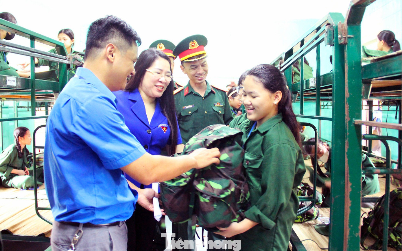 Chị Nguyễn Thị Phương Thúy - Phó Bí thư thường trực Tỉnh Đoàn Nghệ An cùng các đại biểu hỏi thăm, động viên các em học viên tự tin, cố gắng hoàn thành tốt các nội dung huấn luyện.