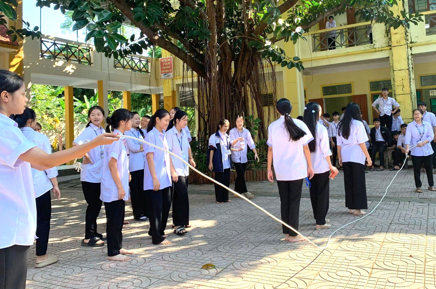 Từng nhóm học sinh tụ tập lại với nhau nhảy dây bất kể nam hay nữ tạo nên sự đoàn kết, hòa đồng và không khí vui tươi trong trường học.