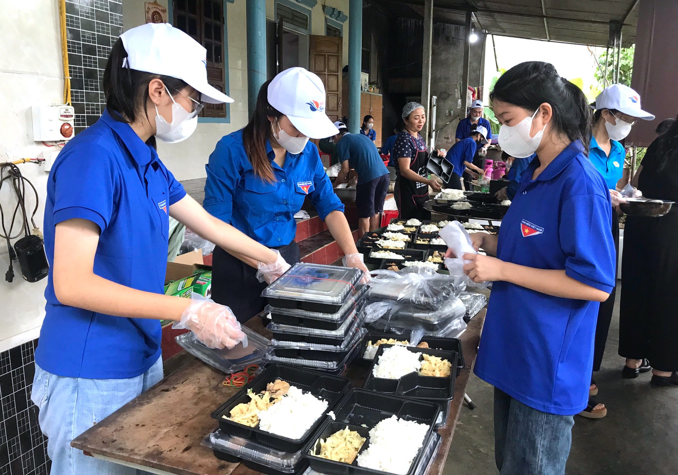 Những bữa cơm được các đoàn viên thanh niên chuẩn bị đầy đủ chất dinh dưỡng để trao tặng đến các em thí sinh trên địa bàn. Những bữa cơm được các đoàn viên thanh niên chuẩn bị đầy đủ chất dinh dưỡng để trao tặng đến các em thí sinh trên địa bàn.