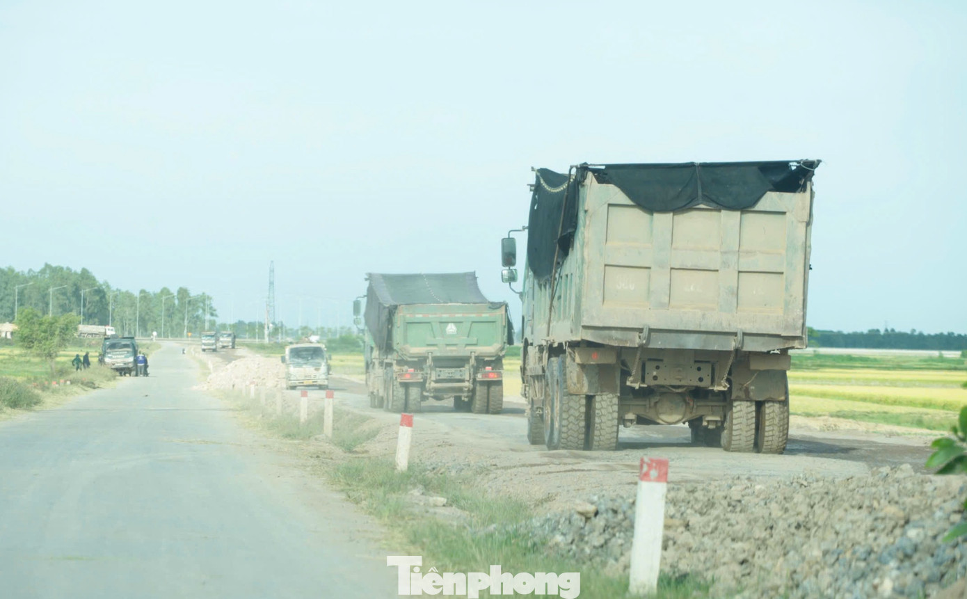 Mỗi ngày có cả trăm lượt xe ra vào 2 mỏ đất để vận chuyển vật liệu đi san lấp công trình.