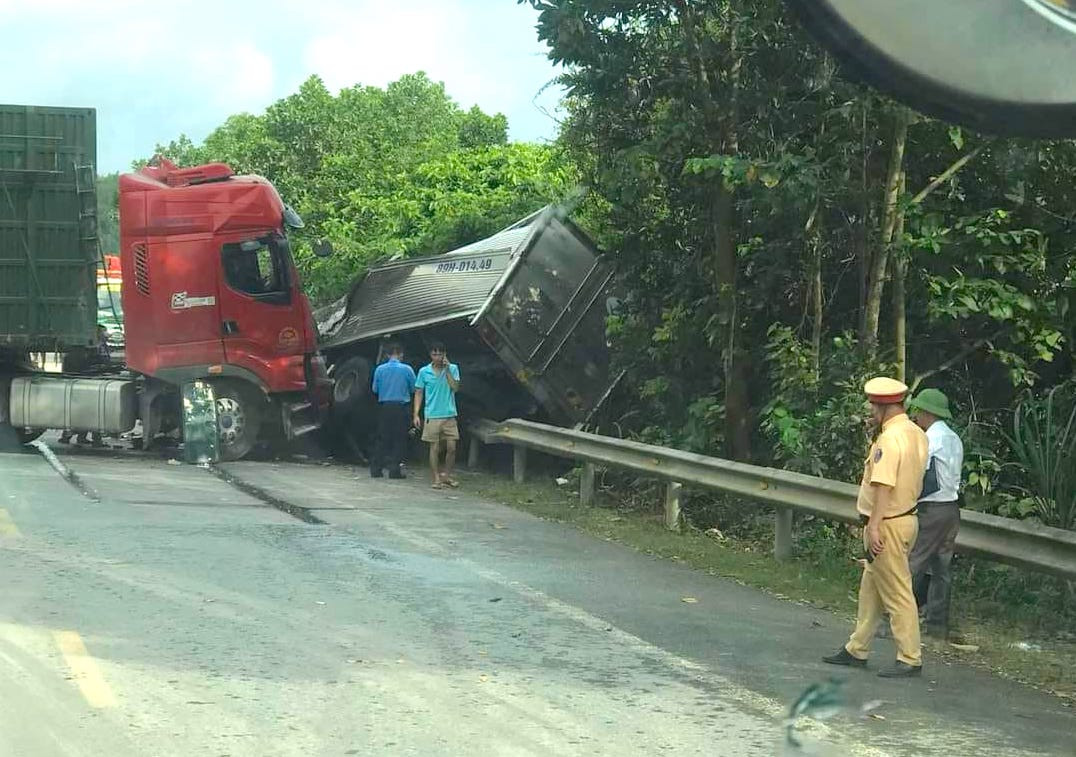 Hiện trường vụ tai nạn giao thông nghiêm trọng, chiếc xe tải chở hàng bị đâm ép vào dãy hộ lan bên phải đường.