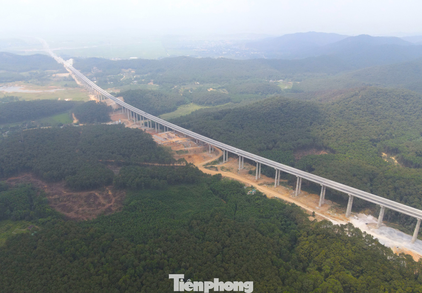 Dự án cao tốc đoạn Diễn Châu - Bãi Vọt dài 49,3km, đi qua hai tỉnh Nghệ An (44,4 km) và Hà Tĩnh (4,9 km). Dự án được thực hiện theo hình thức đối tác công tư PPP, có tổng mức đầu tư 11.157 tỷ đồng. Trong đó nguồn vốn nhà đầu tư huy động khoảng 5.090 tỷ đồng và nguồn vốn Nhà nước tham gia hơn 6.060 tỷ đồng. Dự án được khởi công vào tháng 5/2021.