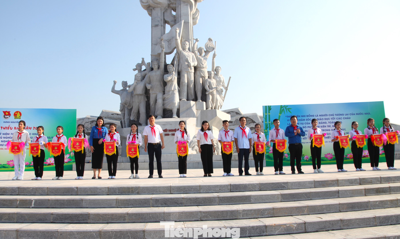 Các đại biểu trao cờ lưu niệm cho các đơn vị tham gia ngày hội.