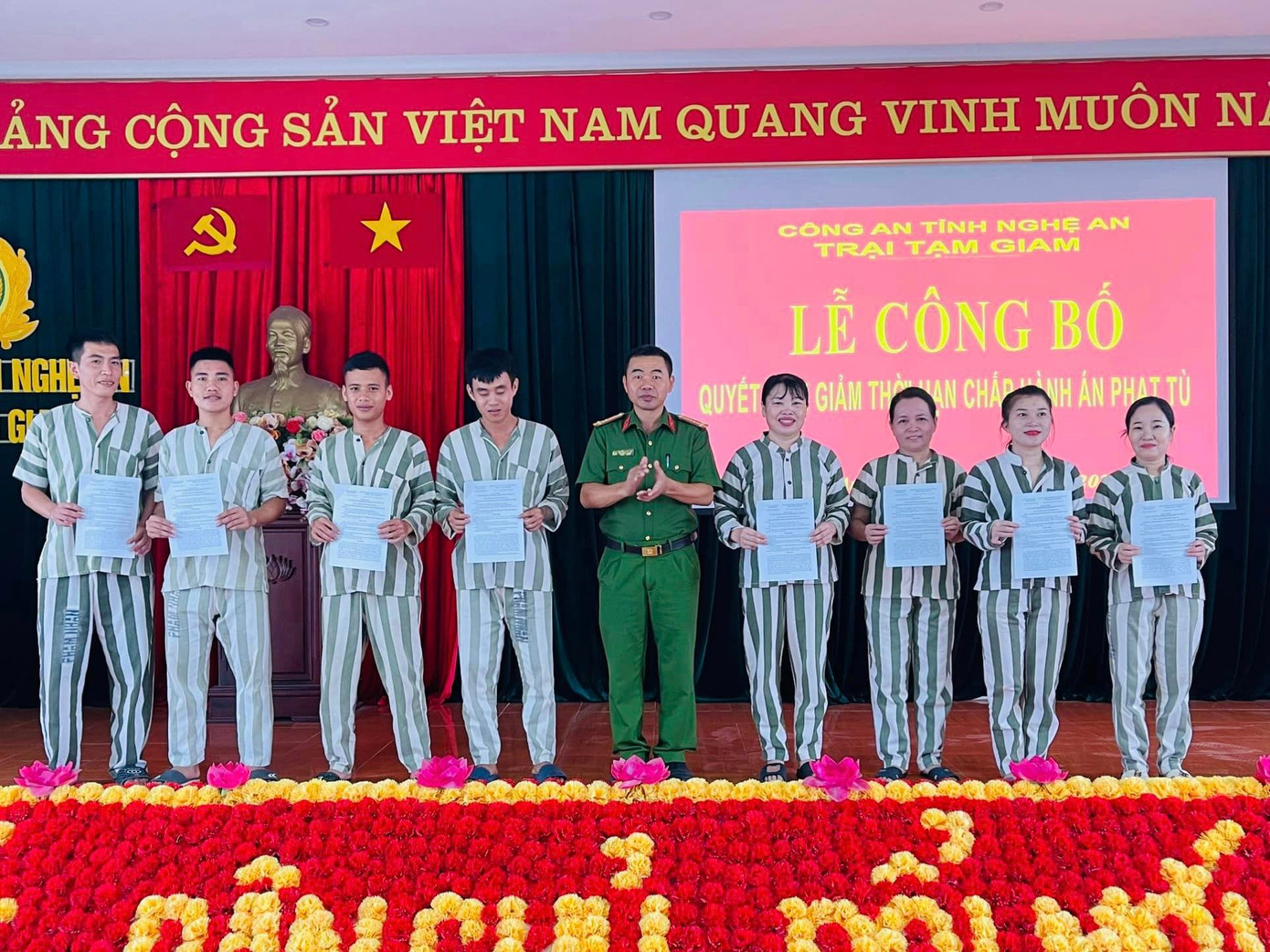 Trại tạm giam Công an tỉnh Nghệ An tổ chức lễ công bố giảm án cho 26 phạm nhân đang chấp hành án phạt tại trại này.