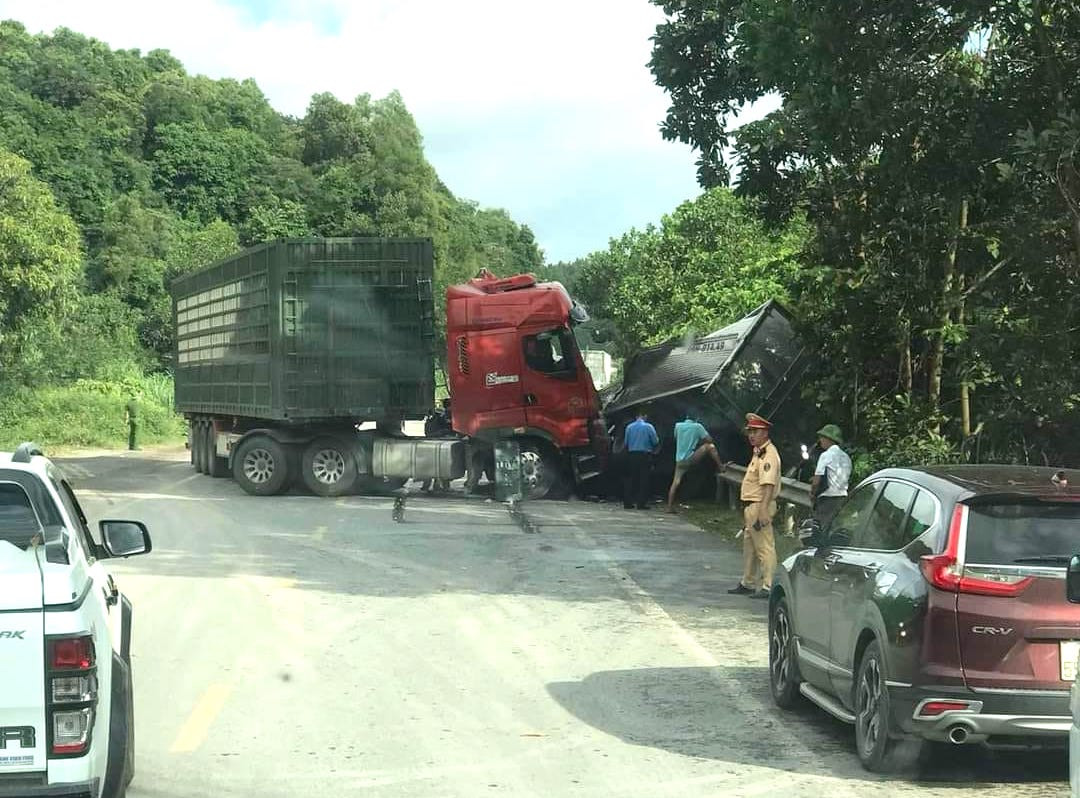 Vụ tai nạn đã khiến giao thông trên tuyến bị ách tắc cục bộ.