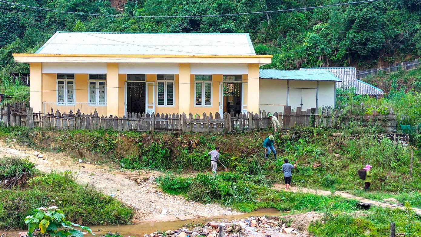 Thầy Lê Viết Minh - Hiệu trưởng trường Phổ thông Dân tộc bán trú Tiểu học Tri Lễ 2 (xã Tri Lễ, Quế Phong, Nghệ An) cho biết, đầu năm học này nhà trường cũng đã cử nhiều giáo viên đến 2 điểm trường Pà Khốm và Huồi Mới nơi có 100% học sinh người Mông để vận động các em học sinh chuẩn bị bước vào lớp 1 đến trường đầy đủ.