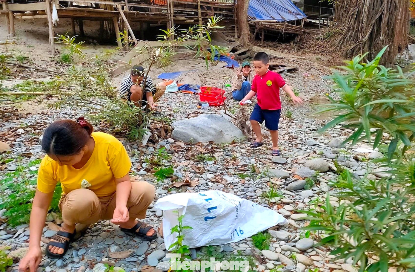 Để tạo nên sự đặc biệt cho bức tranh, các giáo viên chọn nguyên liệu vẽ tranh chính từ đá. Hàng ngày, các giáo viên ra bờ sông, suối chọn lựa những viên đá cuội phù hợp rồi mang về rửa sạch, phơi khô.