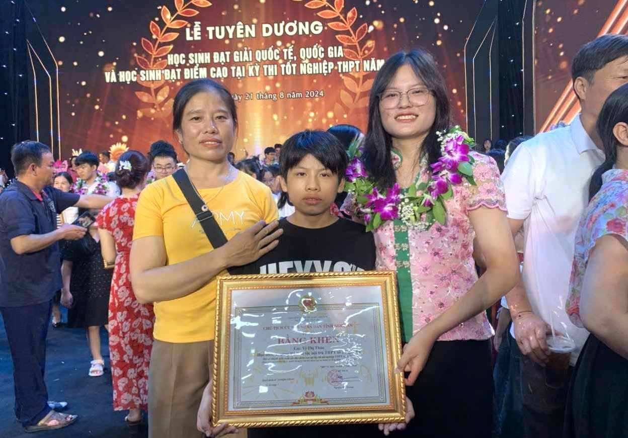 Thảo cùng mẹ và em trai trong Lễ tuyên dương học sinh đạt điểm cao kỳ thi tốt nghiệp THPT 2024 do tỉnh Nghệ An tổ chức.