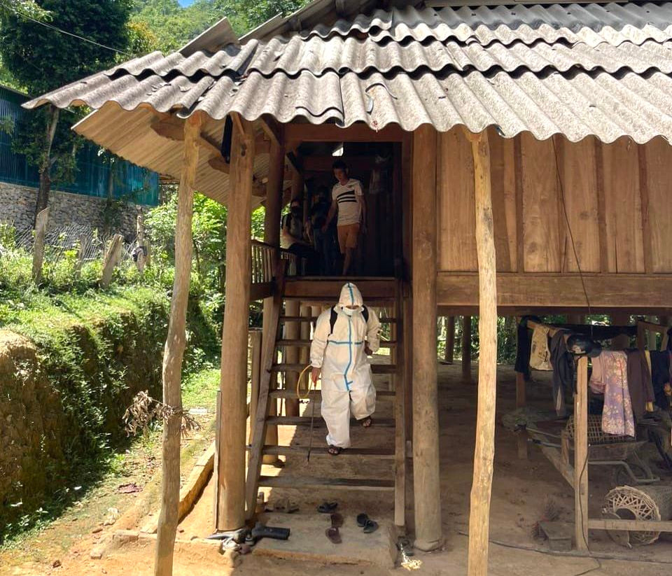 Tiến hành phun khử khuẩn bản Phà Kháo nơi nạn nhân C. sinh sống và gia đình những người tiếp xúc gần với ca bệnh. Tiến hành phun khử khuẩn bản Phà Kháo nơi nạn nhân C. sinh sống và gia đình những người tiếp xúc gần với ca bệnh.