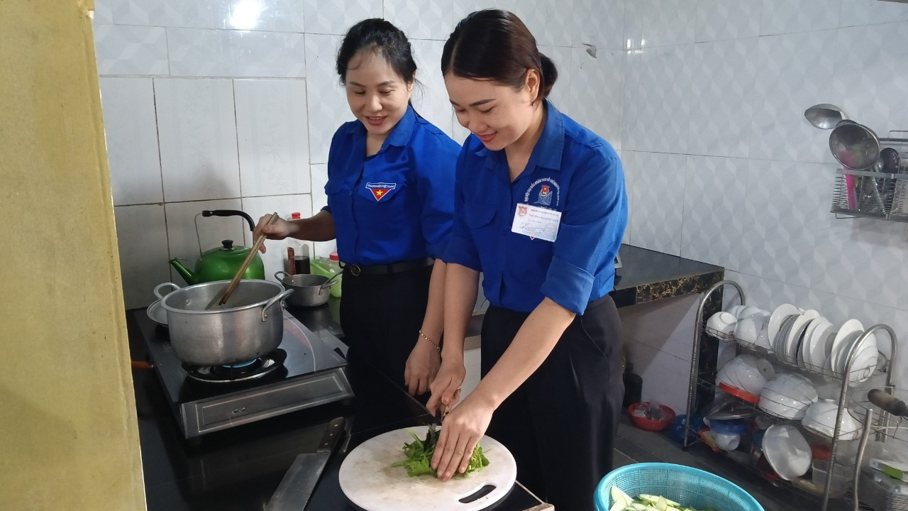 Để chuẩn bị bữa cơm đầy đủ và nhanh nhất có thể, các đoàn viên thanh niên chia nhau ra mỗi nhóm người một việc. Nhóm này hái rau, nhóm người khác nấu ăn. Để chuẩn bị bữa cơm đầy đủ và nhanh nhất có thể, các đoàn viên thanh niên chia nhau ra mỗi nhóm người một việc. Nhóm này hái rau, nhóm người khác nấu ăn.