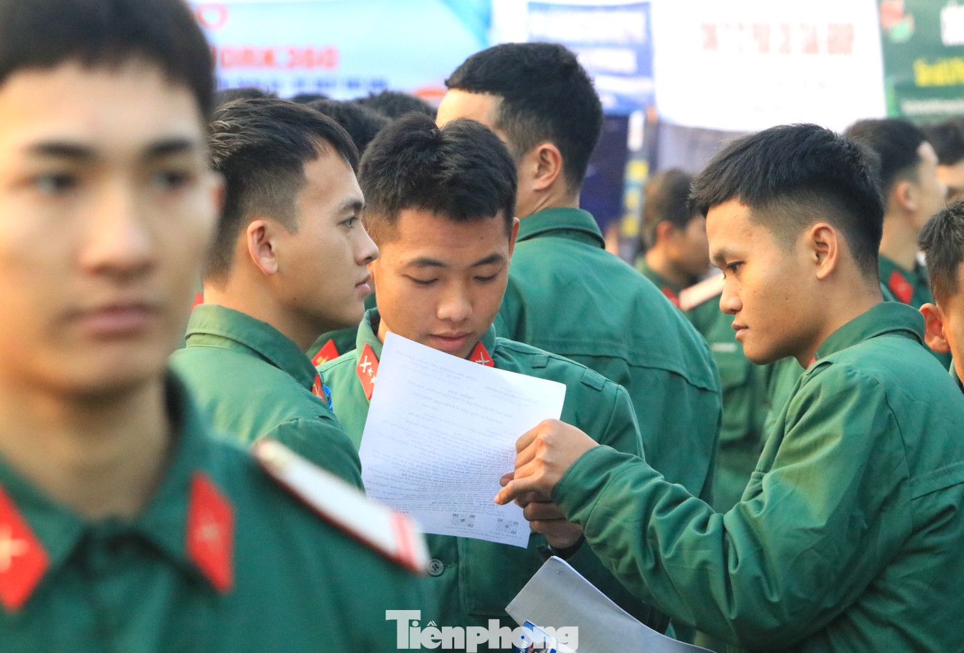 Các chiến sĩ tìm hiểu ngành nghề, việc làm tại chương trình. Các chiến sĩ tìm hiểu ngành nghề, việc làm tại chương trình.