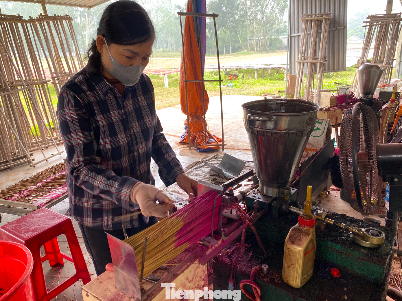 Hương được các cơ sở nơi đây làm quanh năm. Tuy nhiên dịp tết nhu cầu lớn, đơn hàng nhiều nên các cơ sở phải tăng công suất. Nhiều cơ sở phải thuê thêm người, trả lương theo sản phẩm làm để kịp giao cho khách hàng.