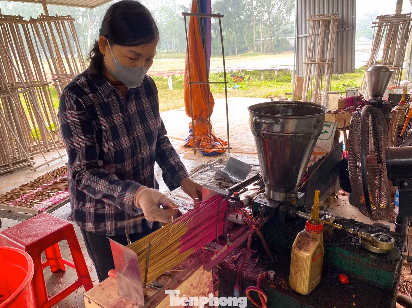 Hương được các cơ sở nơi đây làm quanh năm. Tuy nhiên dịp tết nhu cầu lớn, đơn hàng nhiều nên các cơ sở phải tăng công suất. Nhiều cơ sở phải thuê thêm người, trả lương theo sản phẩm làm để kịp giao cho khách hàng.