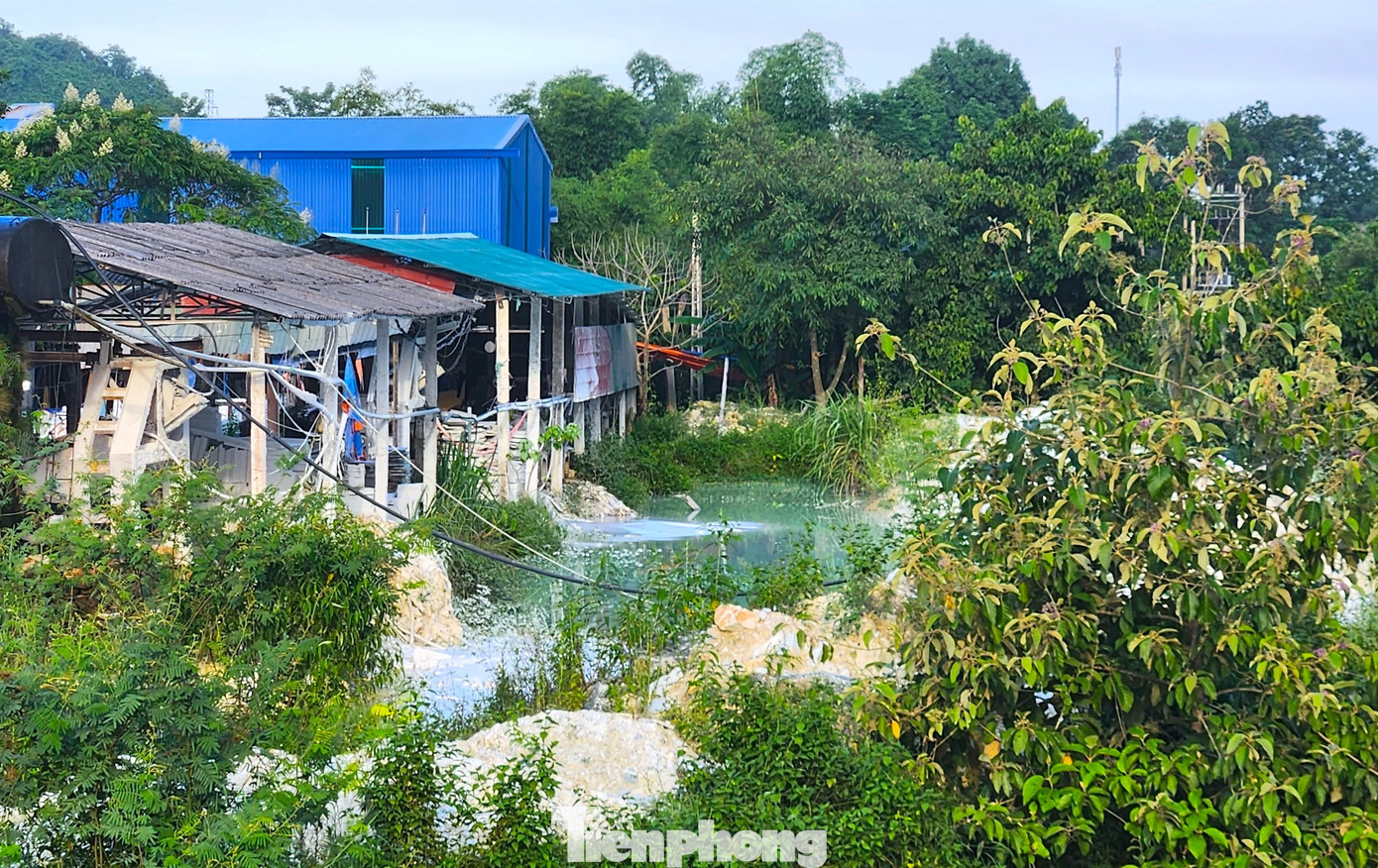 Trên địa bàn huyện Quỳ Hợp hiện có hơn 150 xưởng chế biến khoáng sản đá từ các mỏ đưa về, trong đó có gần 50 xưởng sản xuất theo hộ kinh doanh. Hầu hết các nhà xưởng chế biến đá nằm trong các cụm công nghiệp. Ông Trần Đức Lợi - Phó Chủ tịch UBND huyện Quỳ Hợp (Nghệ An) cho biết, thực trạng môi trường của khai thác khoáng sản vẫn có những tồn tại.
