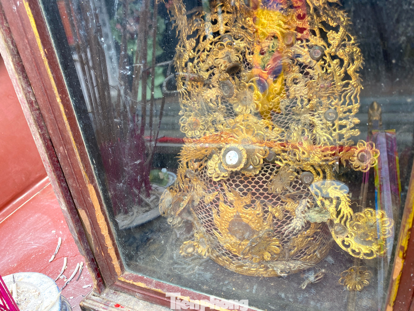 Chiếc mũ thờ cổ quý được lưu giữ cẩn thận trong ngôi đền.