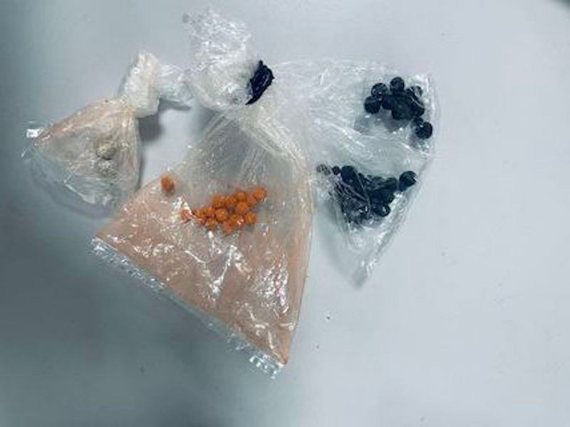 Các loại thuốc chữa "đẹn" mà người thân mua về cho các cháu nhỏ uống dẫn đến bị ngộ độc chì nặng. Các loại thuốc chữa "đẹn" mà người thân mua về cho các cháu nhỏ uống dẫn đến bị ngộ độc chì nặng.