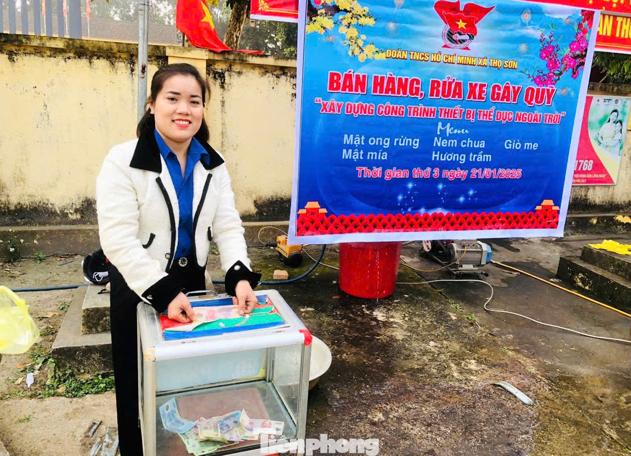 Biết chương trình có ý nghĩa lớn, nhiều người dân còn đến ủng hộ thêm tiền cho các đoàn viên gây quỹ từ thiện.