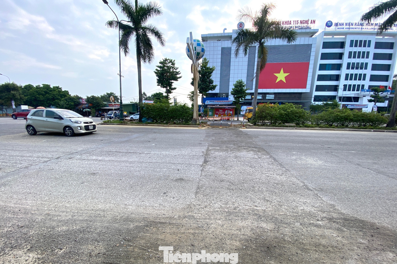 Tuy nhiên thực tế nhiều điểm đã được thi công các cống hộp ngang đường nhưng mặt đường vẫn chưa được thảm đồng bộ.