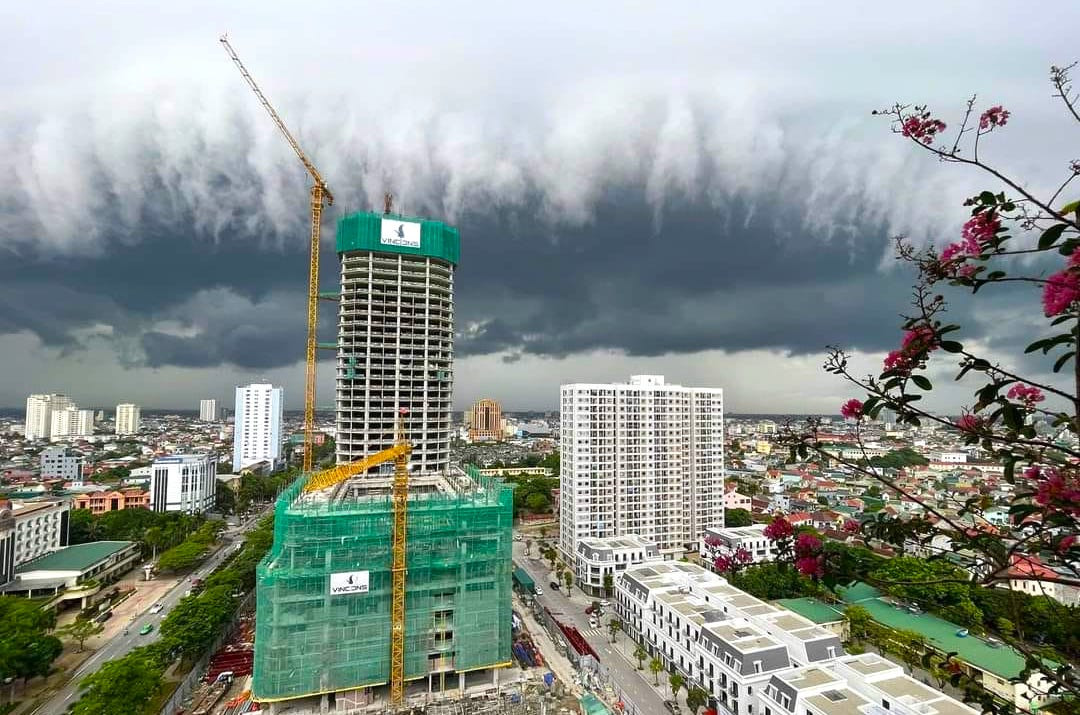 Đám mây đen xuất hiện thành một dải lớn và kéo dài theo dọc bờ biển rồi di chuyển về phía Tây Nam. Đám mây đen xuất hiện thành một dải lớn và kéo dài theo dọc bờ biển rồi di chuyển về phía Tây Nam.