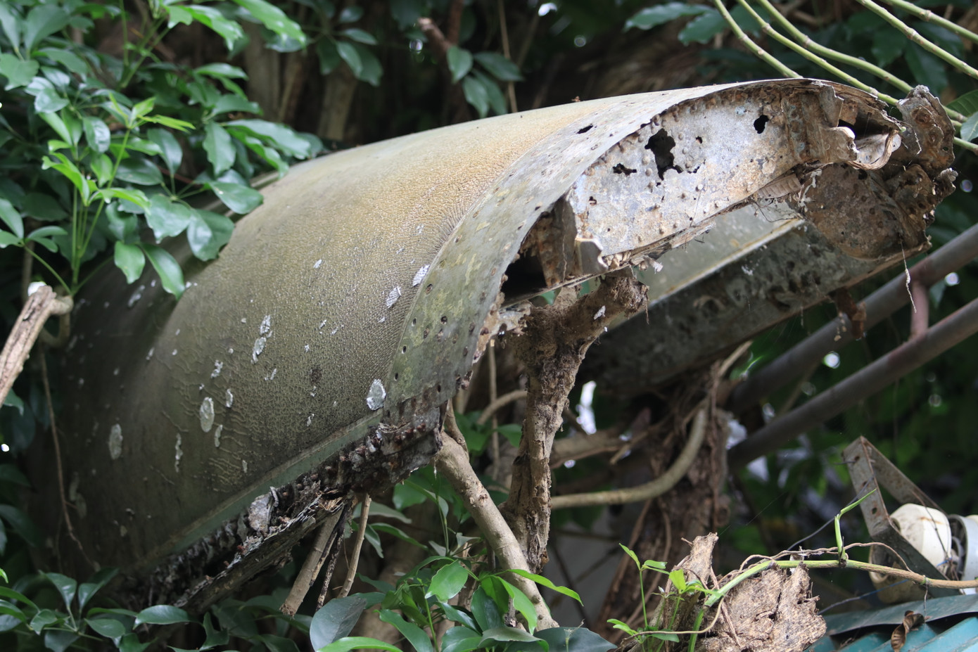 Cánh cửa kính và một phần xác máy bay của quân đội Mỹ bị quân dân ta bắn rơi ở trạm y tế xã Nghi Thịnh (Nghi Lộc, Nghệ An) mà ông Hoan may mắn sưu tầm được.