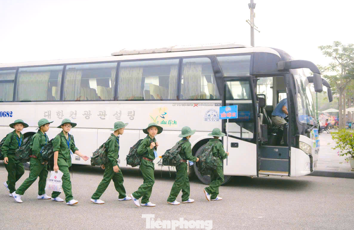 Phụ huynh học sinh vẫy chào, dặn dò các chiến sĩ nhí lên đường tham gia chương trình.