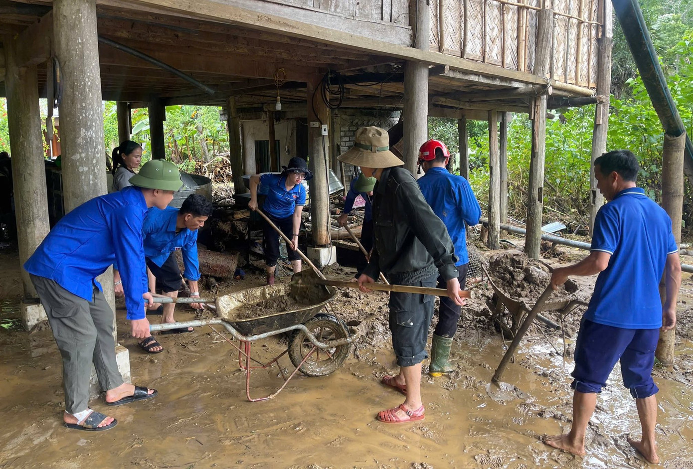 Đoàn viên thanh niên hỗ trợ các hộ dân dọn dẹp bùn đất. Đoàn viên thanh niên hỗ trợ các hộ dân dọn dẹp bùn đất.