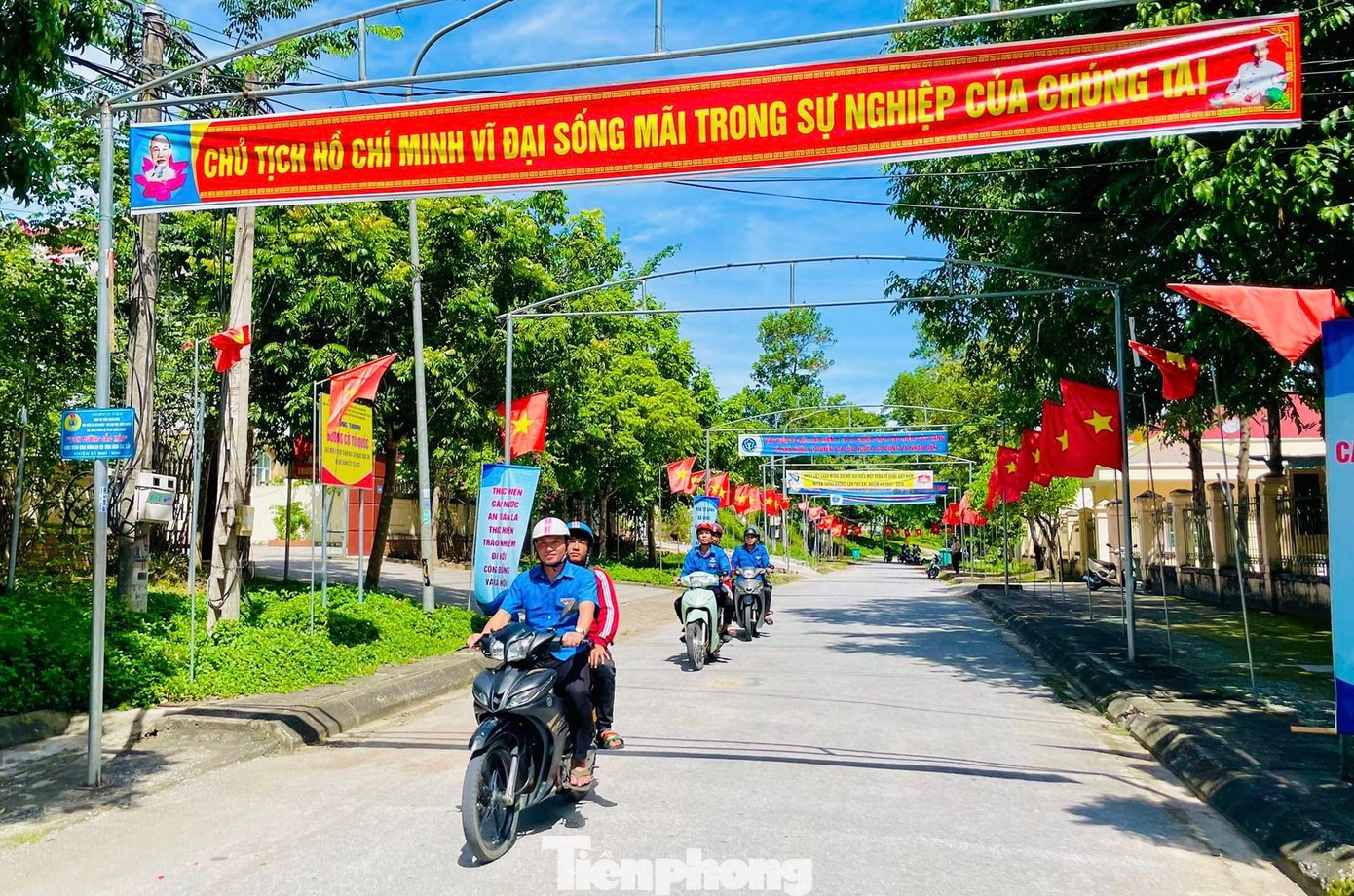 Những đội hình xe ôm tình nguyện đã hoạt động hỗ trợ các thí sinh đi lại thuận tiện hơn; hỗ trợ đưa, đón miễn phí cho thí sinh có hoàn cảnh đặc biệt, vùng sâu, vùng xa, thí sinh khuyết tật.