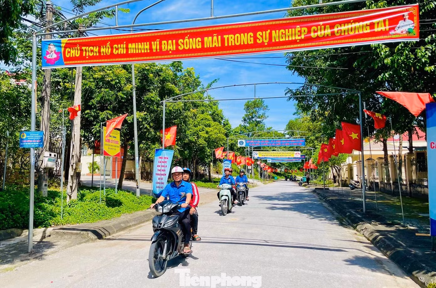 Những đội hình xe ôm tình nguyện đã hoạt động hỗ trợ các thí sinh đi lại thuận tiện hơn; hỗ trợ đưa, đón miễn phí cho thí sinh có hoàn cảnh đặc biệt, vùng sâu, vùng xa, thí sinh khuyết tật.