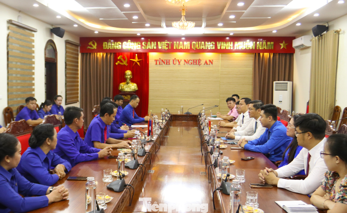 Đoàn Đại biểu Đoàn thanh niên 3 tỉnh của nước bạn Lào đến chào xã giao lãnh đạo tỉnh Nghệ An. Ảnh: Phú Hưng Đoàn Đại biểu Đoàn thanh niên 3 tỉnh của nước bạn Lào đến chào xã giao lãnh đạo tỉnh Nghệ An. Ảnh: Phú Hưng