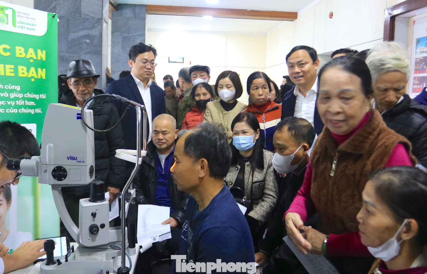 Tại chương trình, hơn 50 y, bác sĩ trẻ sẽ tiến hành khám, tư vấn sức khỏe cho hơn 1.000 người dân trên địa bàn thành phố Vinh (Nghệ An). Trong ảnh, ông Phạm Ngọc Cảnh - Phó Ban Tuyên giáo Tỉnh ủy Nghệ An (áo trắng bìa phải) và ông Nguyễn Thanh Hải - Chủ tịch Hội Thầy thuốc trẻ tỉnh Nghệ An (áo trắng bìa trái) cùng các đại biểu đến thăm hỏi người dân, động viên các y, bác sĩ tại chương trình.