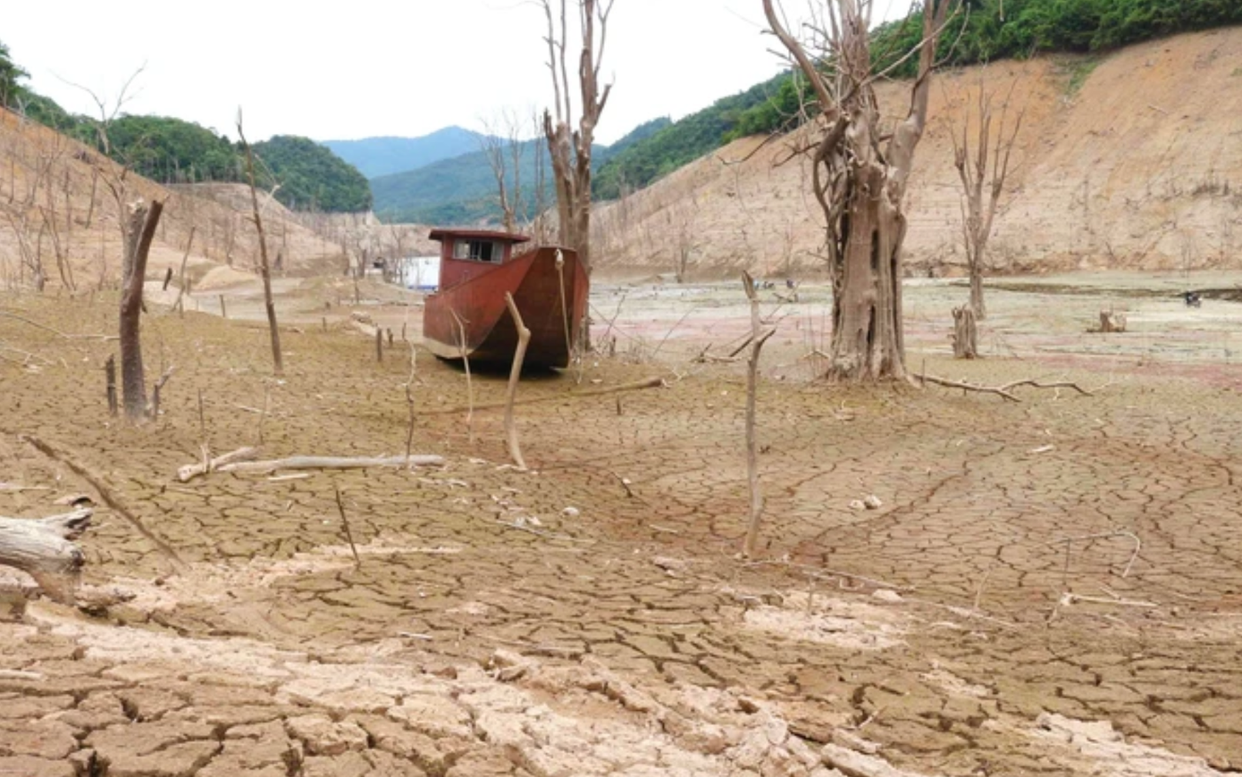 Biến đổi khí hậu gây ra hàng loạt hiện tượng thời tiết cực đoan như hạn hán, xâm nhập mặn, giông lốc, mưa đá, sạt lở.