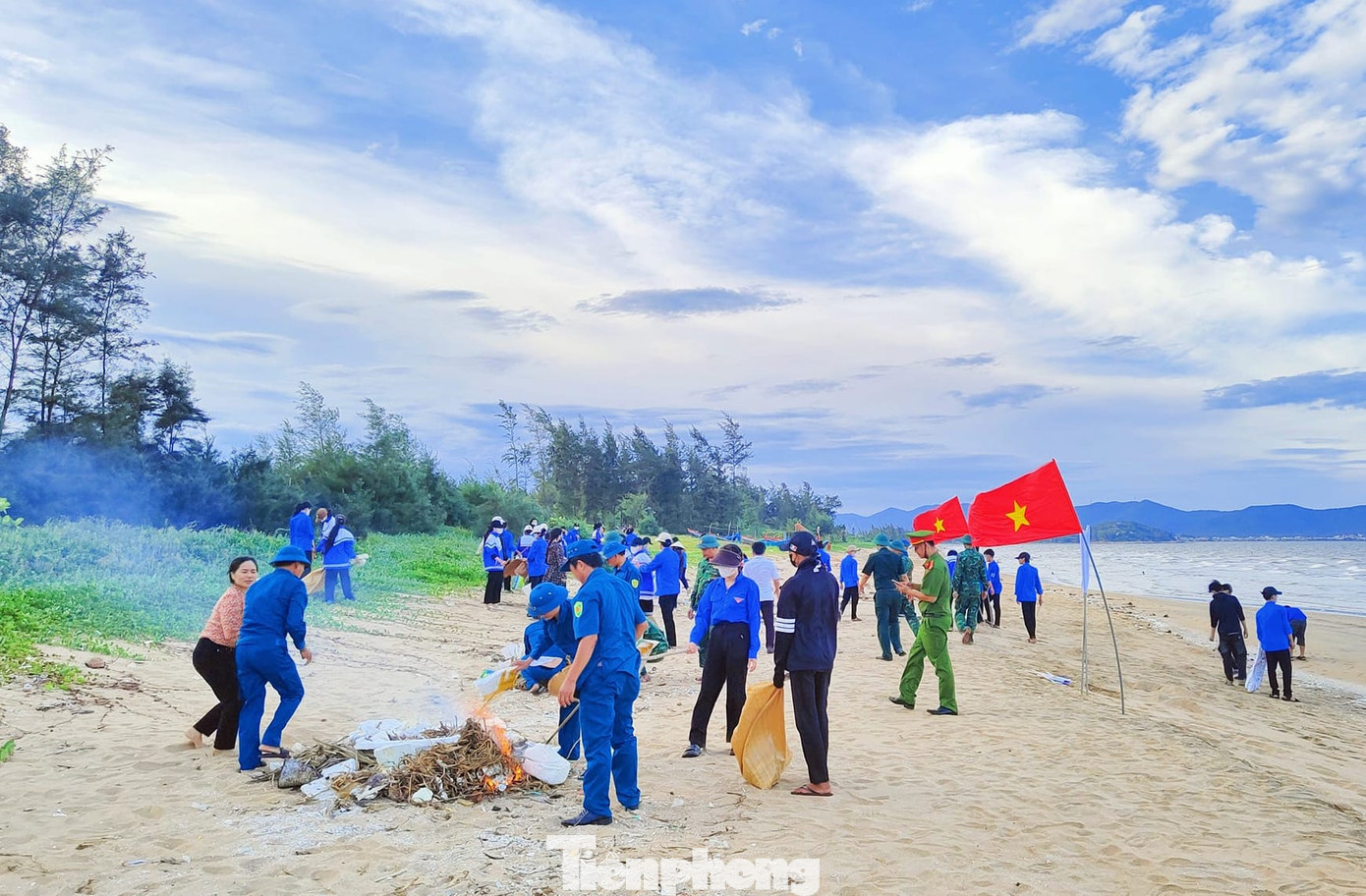 Theo đó, Đoàn thanh niên xã Quỳnh Liên đã phối hợp với UBND xã, Hội Liên hiệp Phụ nữ, Công an, quân sự, Đồn Biên phòng Quỳnh Phương và đông đảo cán bộ, công chức xã Quỳnh Liên ra quân vệ sinh môi trường biển. Theo đó, Đoàn thanh niên xã Quỳnh Liên đã phối hợp với UBND xã, Hội Liên hiệp Phụ nữ, Công an, quân sự, Đồn Biên phòng Quỳnh Phương và đông đảo cán bộ, công chức xã Quỳnh Liên ra quân vệ sinh môi trường biển.