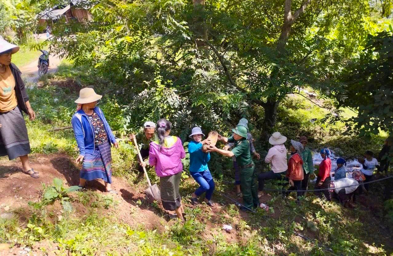 Người dân cùng cán bộ chiến sĩ Bộ đội Biên phòng và đoàn viên thanh niên vận chuyển đá kè lại khu vực trường mầm non Keng Đu bị sạt lở sau những trận mưa lớn. Người dân cùng cán bộ chiến sĩ Bộ đội Biên phòng và đoàn viên thanh niên vận chuyển đá kè lại khu vực trường mầm non Keng Đu bị sạt lở sau những trận mưa lớn.
