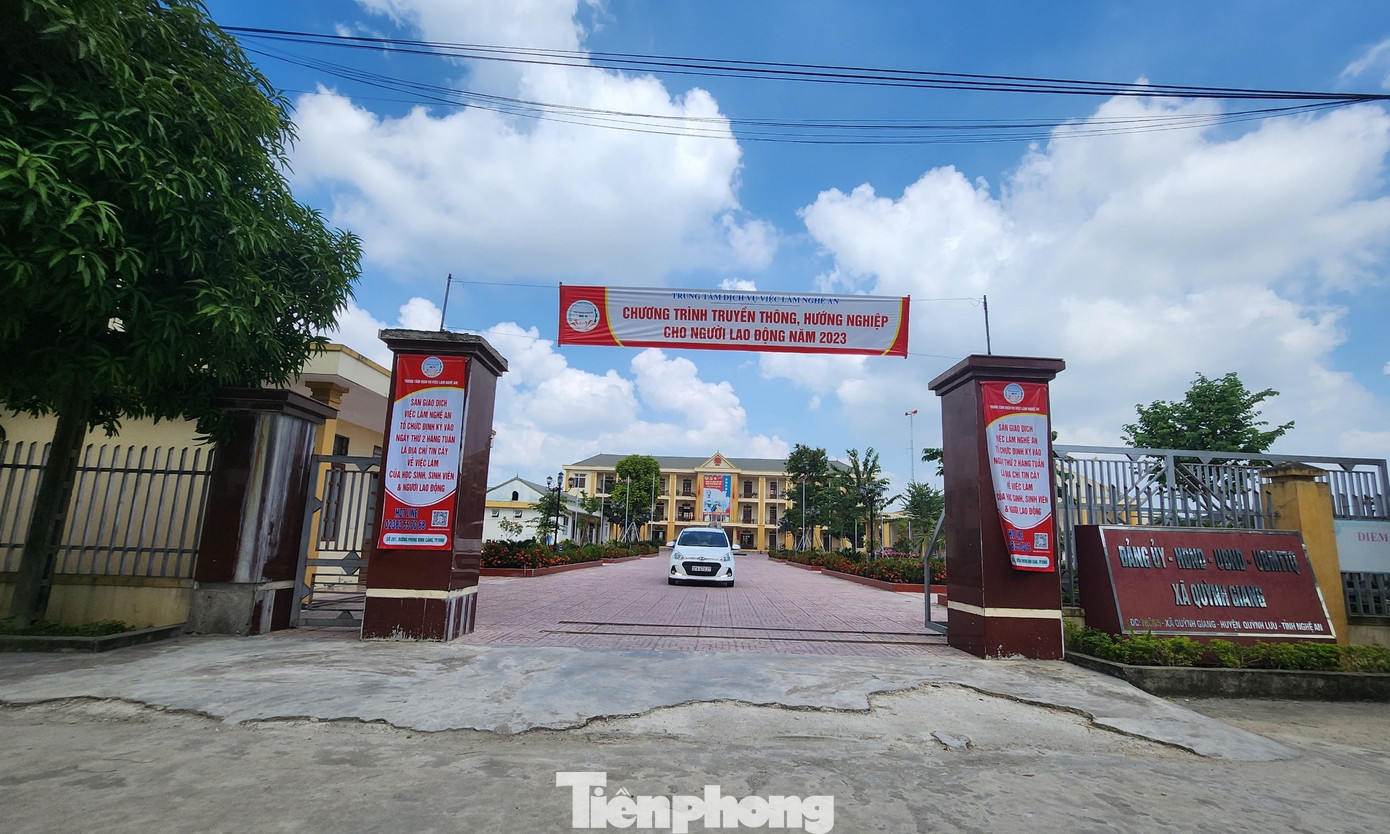 Trụ sở UBND xã Quỳnh Giang. Trụ sở UBND xã Quỳnh Giang.