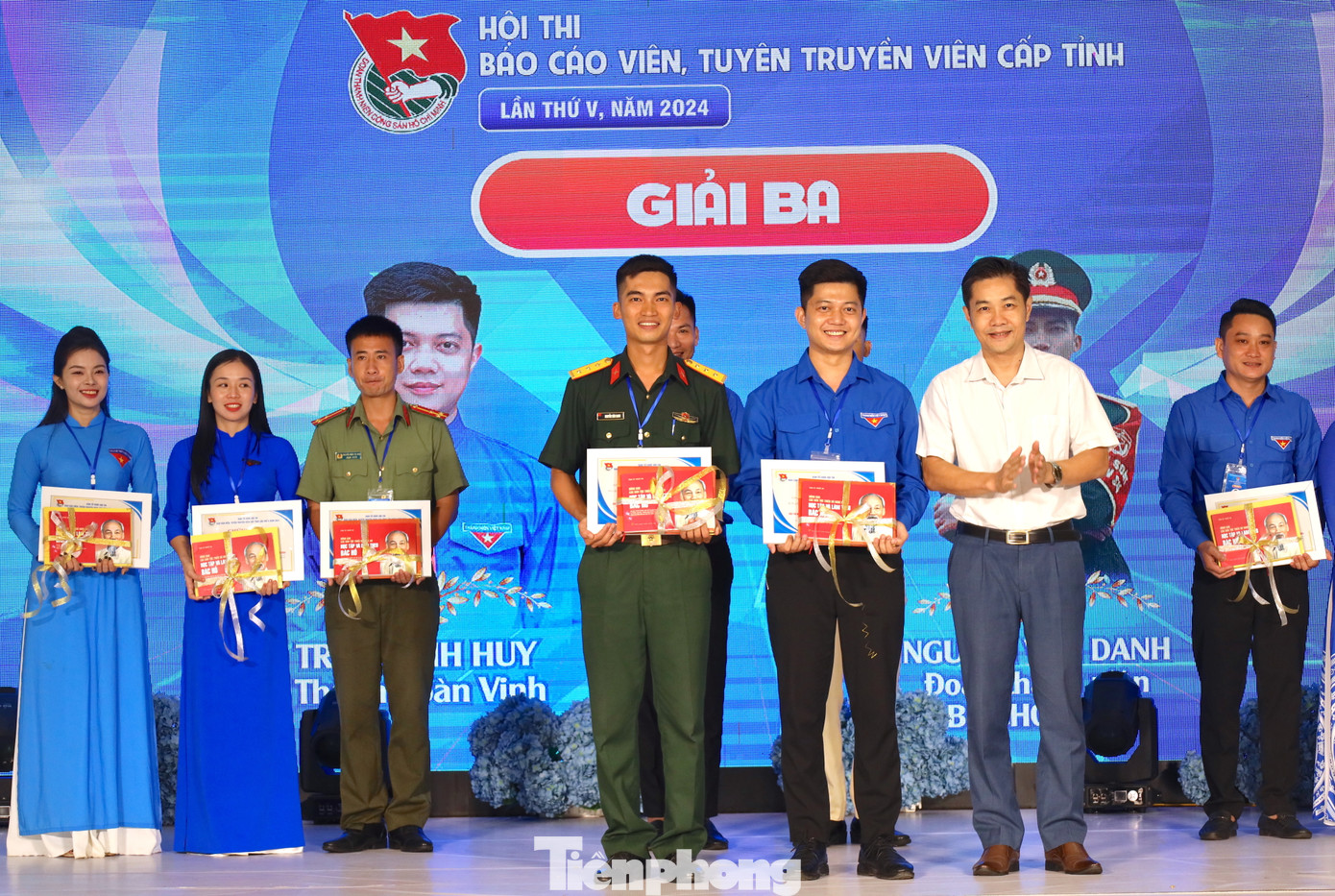 Ban tổ chức trao giải Ba cho 2 thí sinh Trần Đình Huy (SN 1993) - Bí thư Đoàn trường THPT Dân tộc nội trú Nghệ An và Nguyễn Văn Danh (SN 1999) - Phó Bí thư Chi đoàn Đại đội 1, đoàn Cơ sở trung đoàn 764, BCH Quân sự tỉnh Nghệ An.