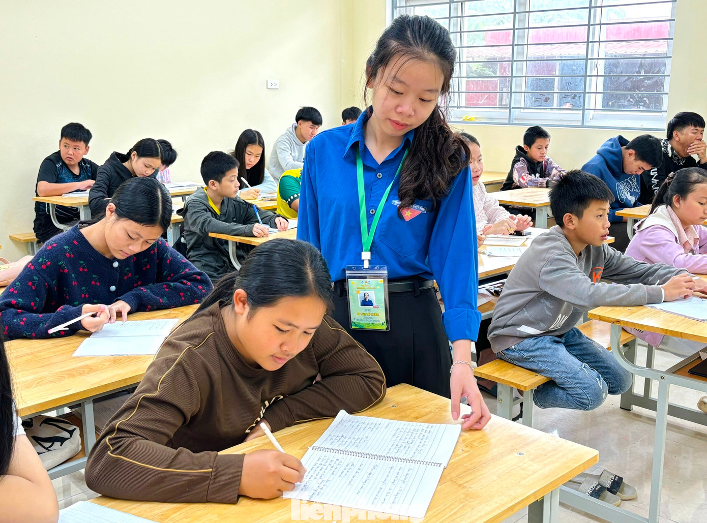 Các "giáo viên áo xanh" tận tình hướng dẫn từng "học viên" để tiếp thu được nhiều kiến thức nhất. Các "giáo viên áo xanh" tận tình hướng dẫn từng "học viên" để tiếp thu được nhiều kiến thức nhất.