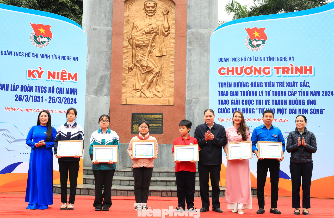 Ban tổ chức trao giải ba và giải khuyến khích cho các tác giả, nhóm tác giả đạt giải thưởng Cuộc thi vẽ tranh “Tự hào một dải non sông”. Ban tổ chức trao giải ba và giải khuyến khích cho các tác giả, nhóm tác giả đạt giải thưởng Cuộc thi vẽ tranh “Tự hào một dải non sông”.