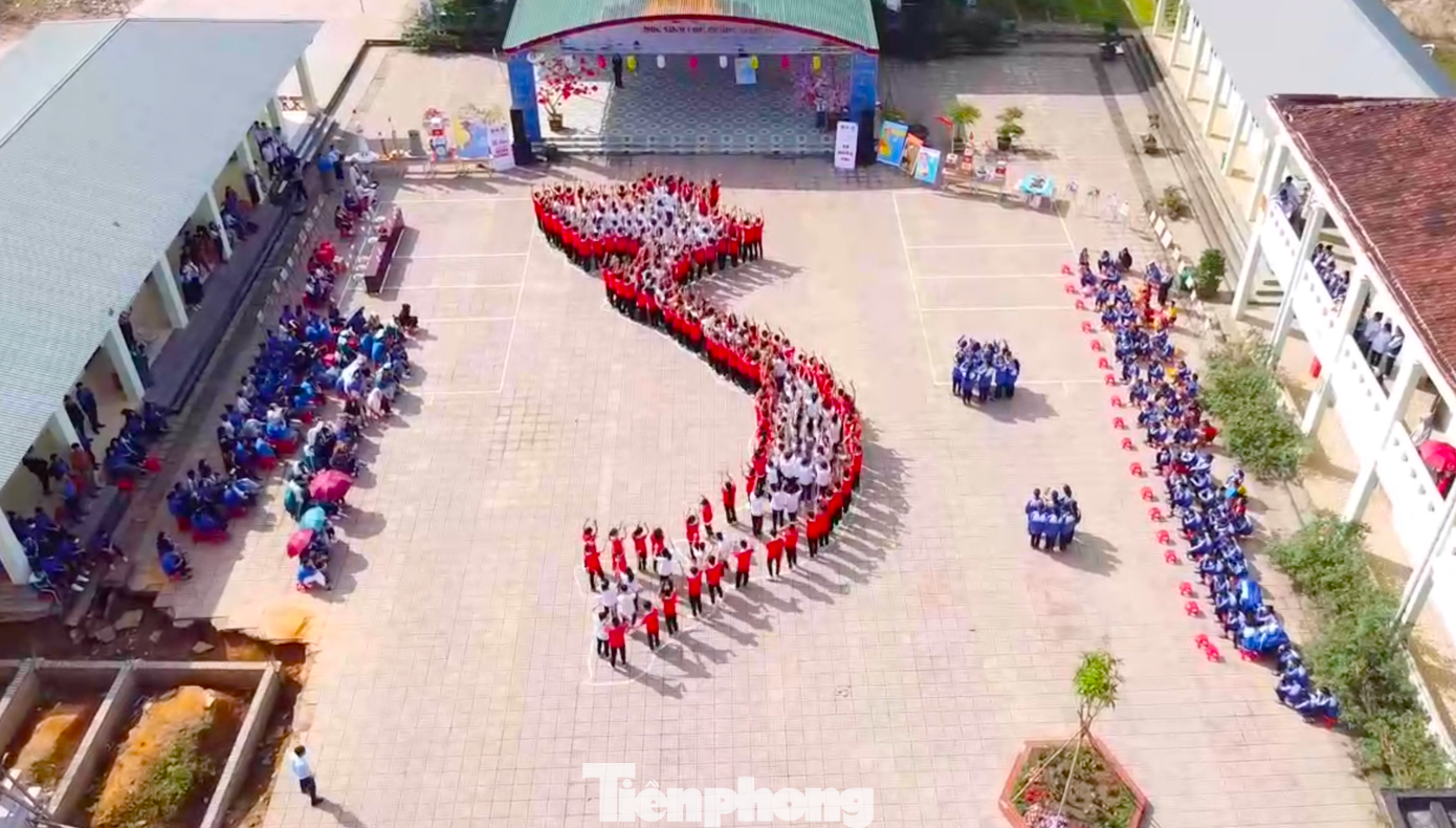 Hàng trăm em học sinh đã xếp thành hình bản đồ Việt Nam, lan tỏa thông điệp "Tự hào một dải non sông".