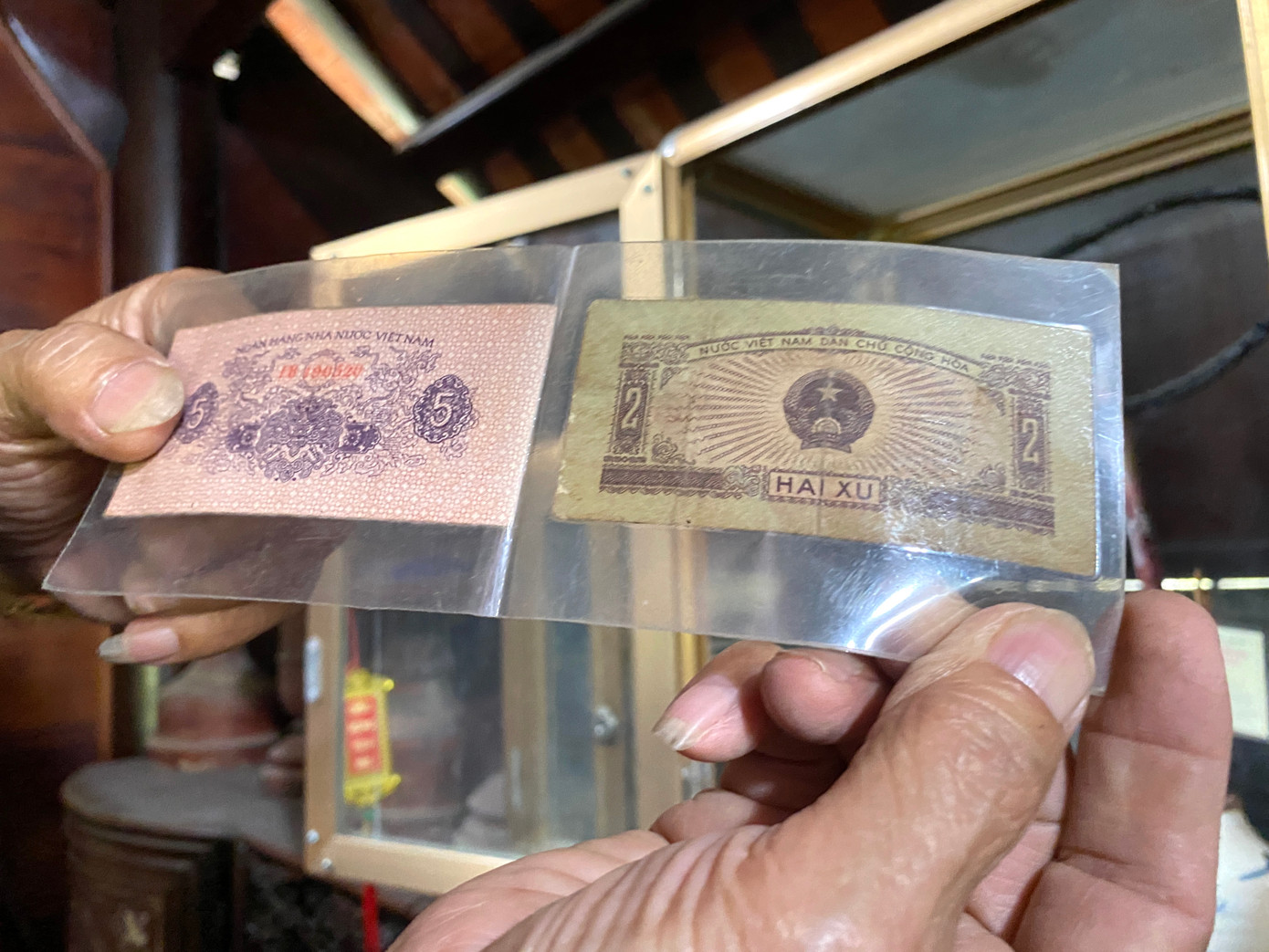 Hàng trăm tờ tiền cổ xưa đủ các mệnh giá được ông Hoan sưu tầm và cất giữ cẩn thận.